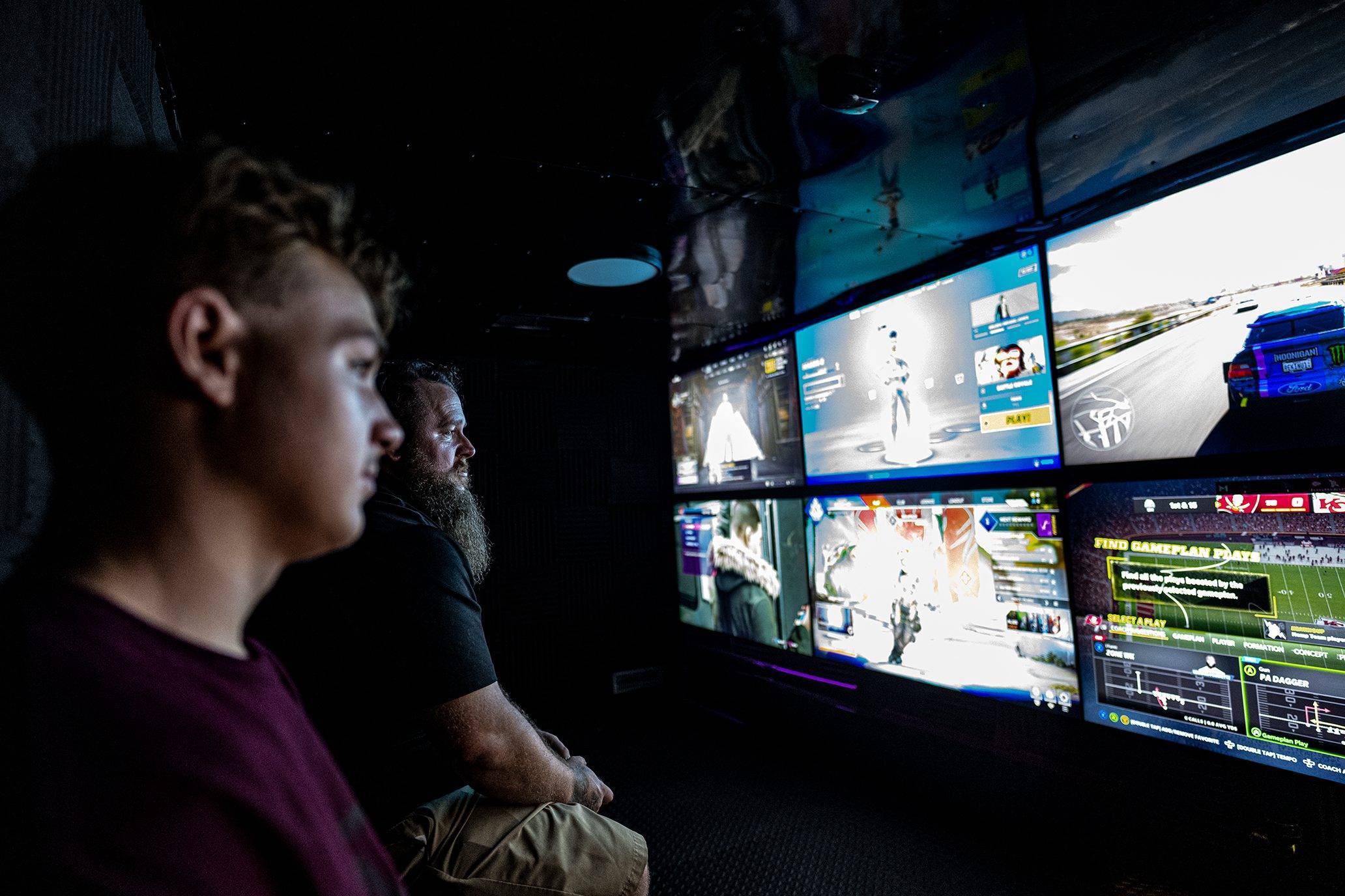 Players enjoying games inside the actual Rekinu trailer